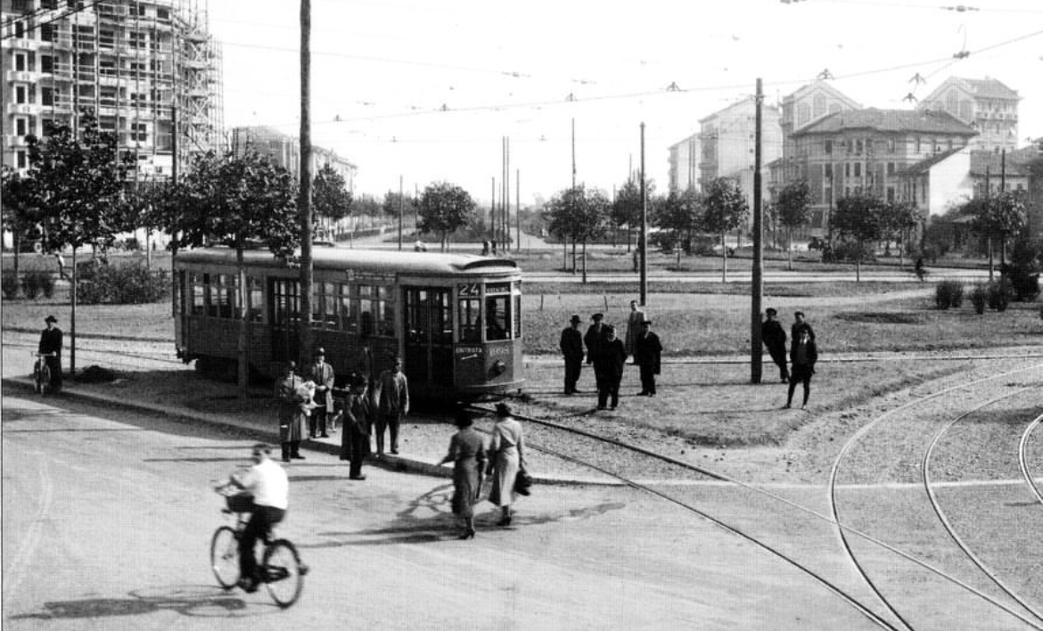 Una foto di piazzale Susa negli anni Trenta, guardando verso viale Argonne, provenendo da corso Plebisciti.